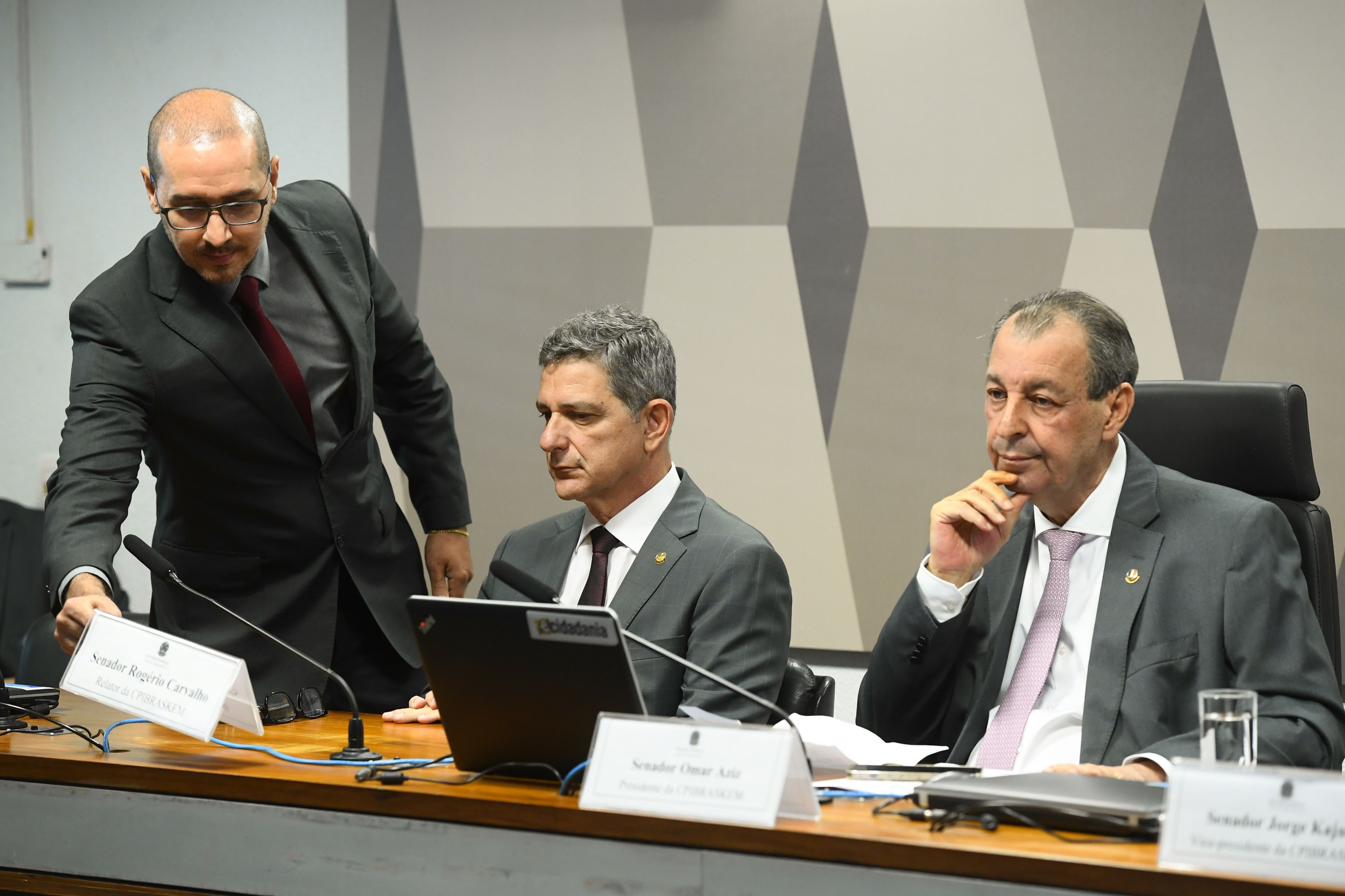 O relator da CPI da Braskem, Rogério Carvalho (PT-SE), e presidente da comissão, senador Omar Aziz (PSD-AM)