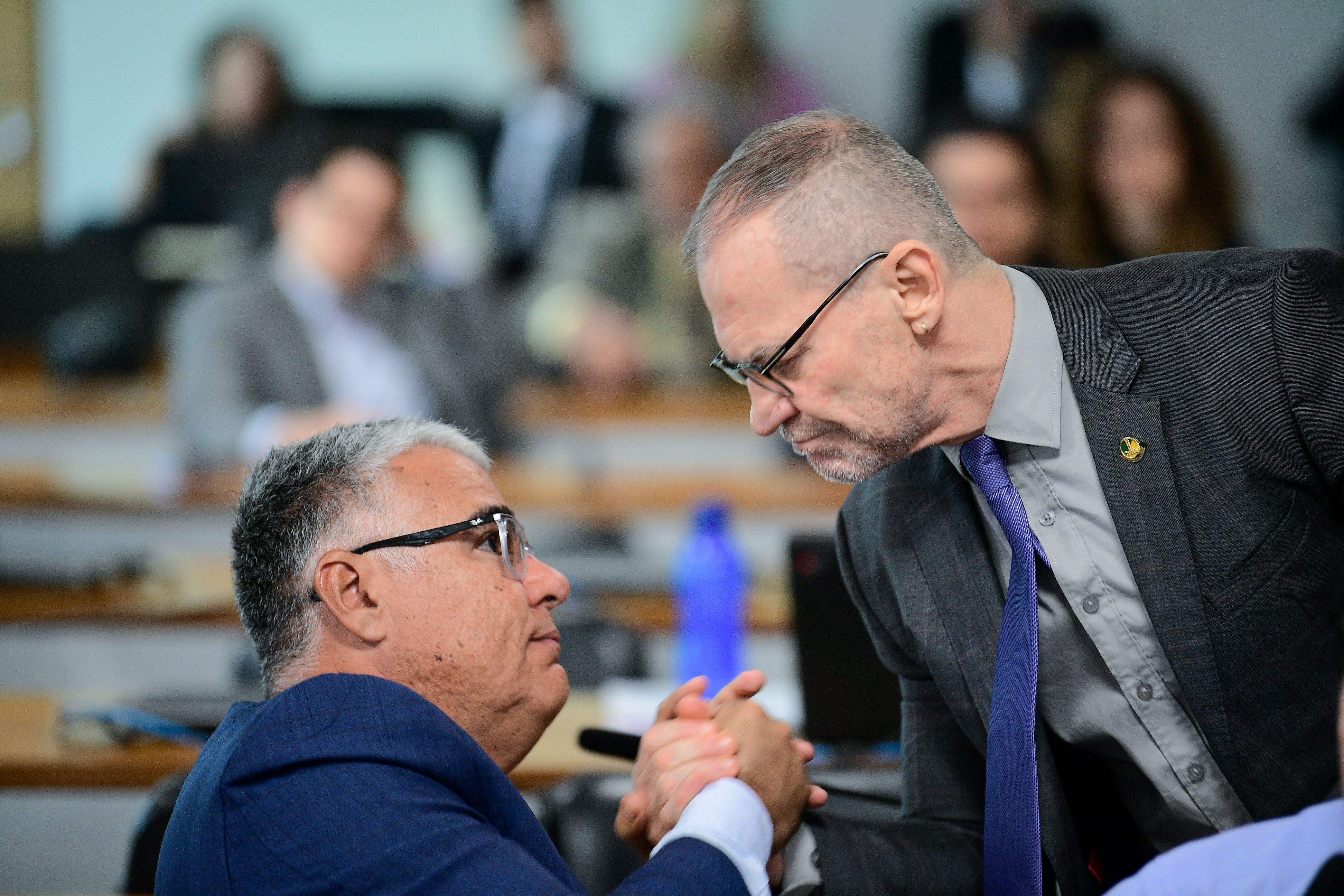 Os senadores Eduardo Girão (Novo-CE) e Fabiano Contarato (PT-ES) durante sessão da Comissão de Direitos Humanos do Senado