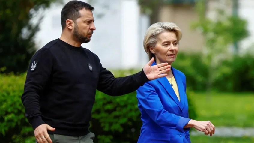 O presidente da Ucrânia, Volodymyr Zelensky, caminha com a presidente da Comissão Europeia, Ursula von der Leyen, para uma conferência de imprensa conjunta em Kiev / Valentyn Ogirenko/Reuters)