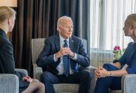 Biden se reúne com esposa e filha de Navalny e elogia “coragem extraordinária” do opositor