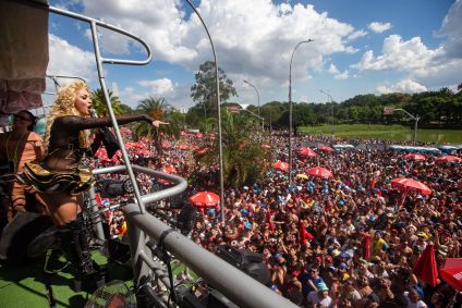 Foliões dançam ao som do Bloco da Pabllo em frente ao Parque do Ibirapuera, na zona sul de São Paulo, na tarde deste domingo, 11. Com o forte calor desta tarde, pessoas que estavam aglomeradas próximo ao trio do Bloco da Pabllo, no Ibirapuera, passaram mal e precisaram de atendimento médico. Perto das 16h, a apresentação foi interrompida. De acordo com o Centro de Gerenciamento de Emergências (CGE) da Prefeitura, no início da tarde, com tempo ensolarado, a temperatura média na capital era de 30°C, com umidade relativa do ar na casa dos 50%. Os termômetros de rua da Avenida Pedro Álvares Cabral, entre o Obelisco e o Monumento das Bandeiras, marcavam 35°C