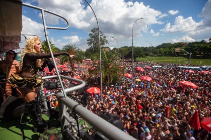 Foliões dançam ao som do Bloco da Pabllo em frente ao Parque do Ibirapuera, na zona sul de São Paulo, na tarde deste domingo, 11. Com o forte calor desta tarde, pessoas que estavam aglomeradas próximo ao trio do Bloco da Pabllo, no Ibirapuera, passaram mal e precisaram de atendimento médico. Perto das 16h, a apresentação foi interrompida. De acordo com o Centro de Gerenciamento de Emergências (CGE) da Prefeitura, no início da tarde, com tempo ensolarado, a temperatura média na capital era de 30°C, com umidade relativa do ar na casa dos 50%. Os termômetros de rua da Avenida Pedro Álvares Cabral, entre o Obelisco e o Monumento das Bandeiras, marcavam 35°C