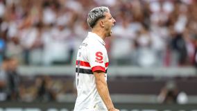 Calleri comemora pênalti convertido
