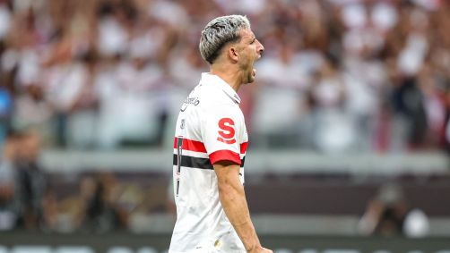 Calleri comemora pênalti convertido