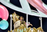 RJ: duas mulheres são hospitalizadas após caírem de carro alegórico da Mangueira