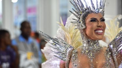 Tati Minerato desfilou como rainha de bateria da Unidos do Porto da Pedra