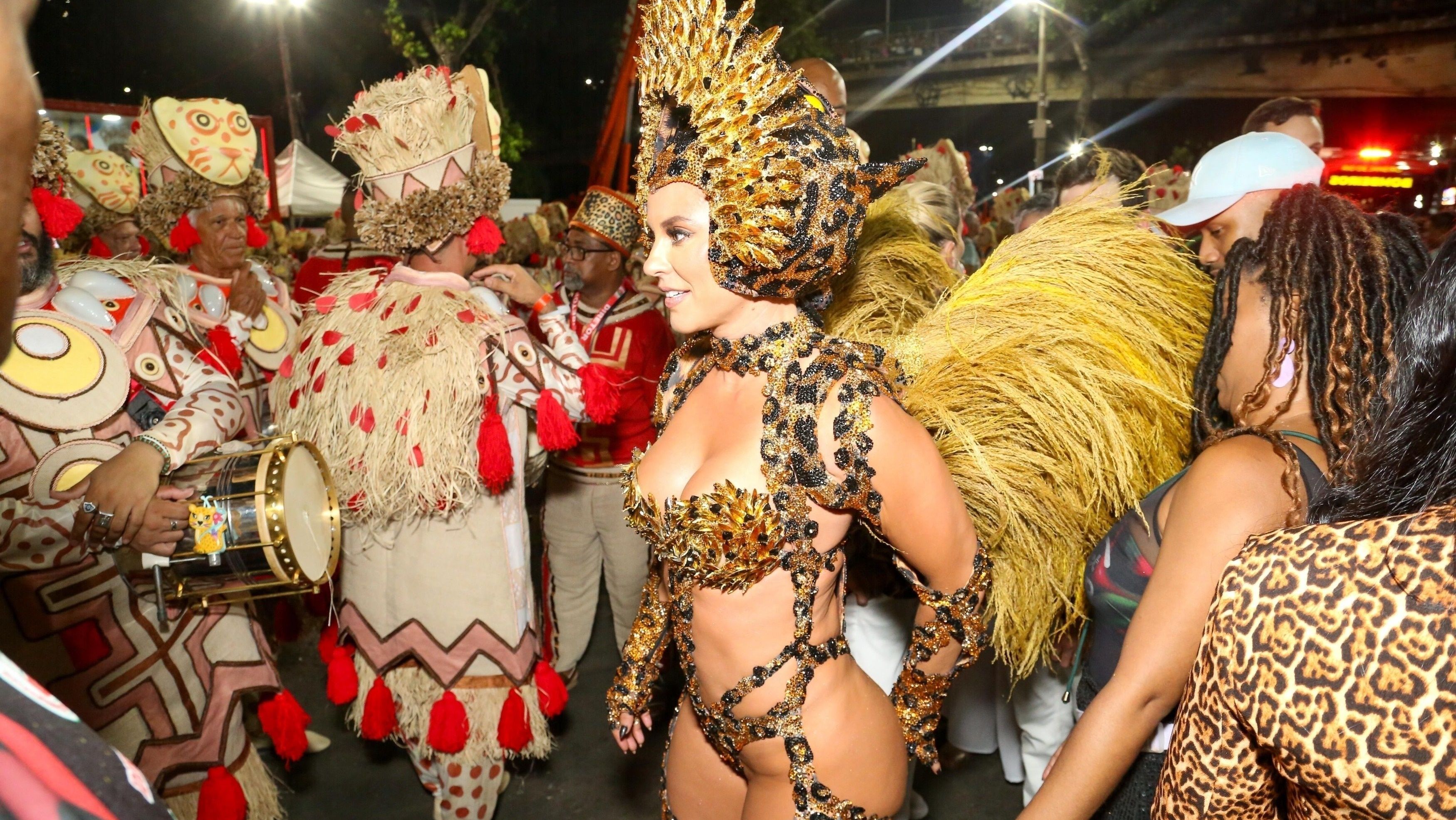 Paola Oliveira reinou à frente dos ritmistas da Grande Rio