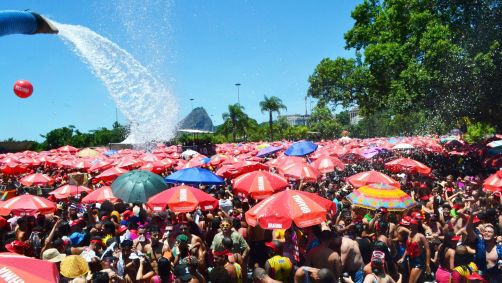 Milhares de pessoas em bloco na zona sul do Rio de Janeiro