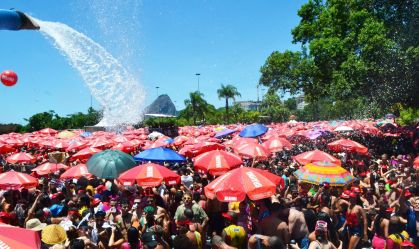 Milhares de pessoas em bloco na zona sul do Rio de Janeiro