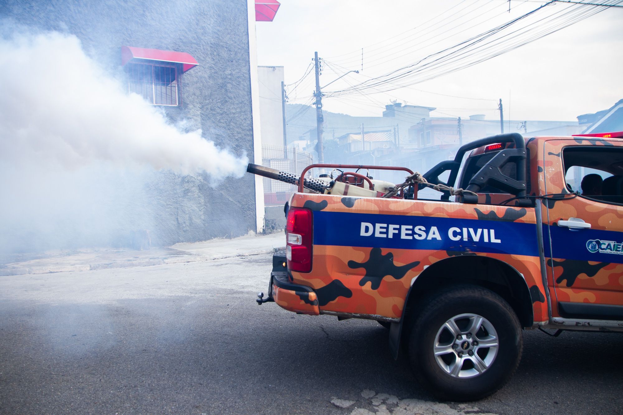 Agentes da Defesa Civil fazem operação contra o mosquito Aedes aegypti
