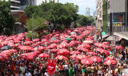 Foliões aproveitam último dia de pós-Carnaval em SP neste domingo (18)
