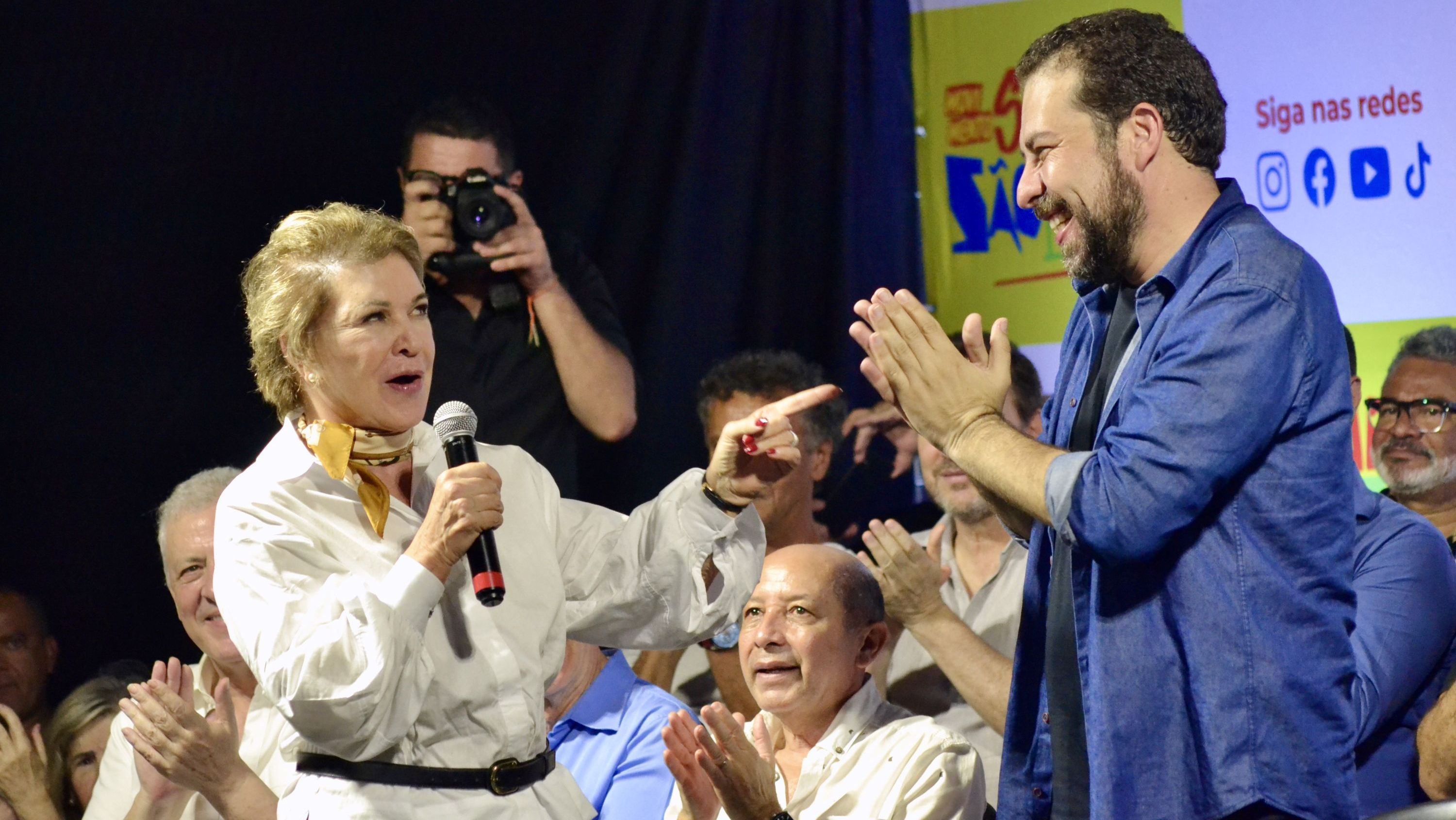 Marta Suplicy e Guilherme Boulos em palco durante agenda pública em fevereiro de 2024, na zona sul de São Paulo