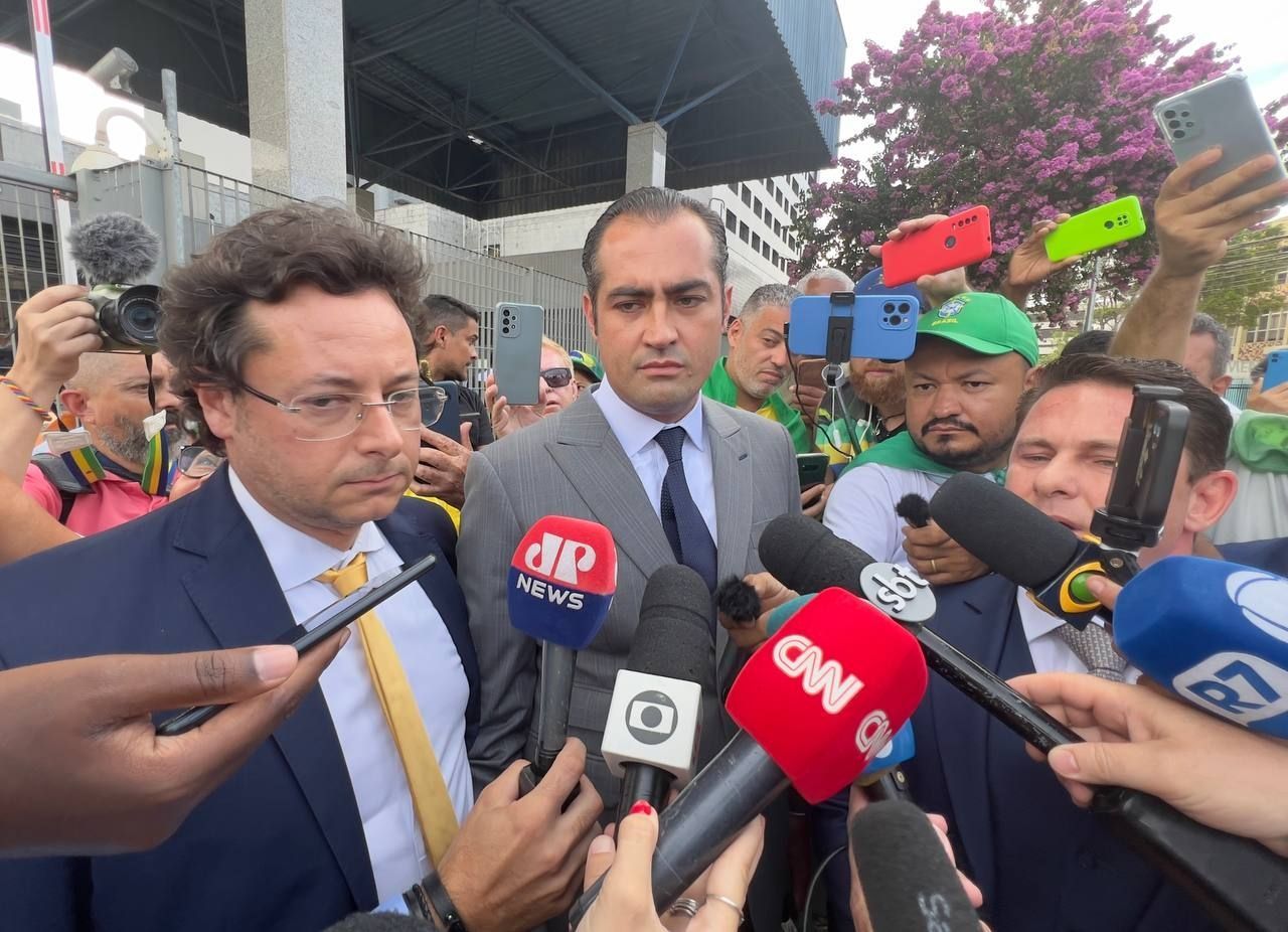 Bolsonaro chega à PF para prestar depoimento sobre 'importunação intencional' de baleia