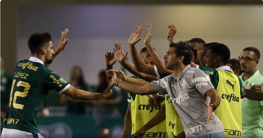 Abel Ferreira comemora gol com atacante Flaco López