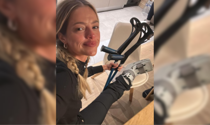 Atriz Agatha Moreira com pé machucado durante viagem à França