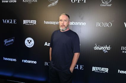Alexandre Hercovich posa para foto no baile vogue
