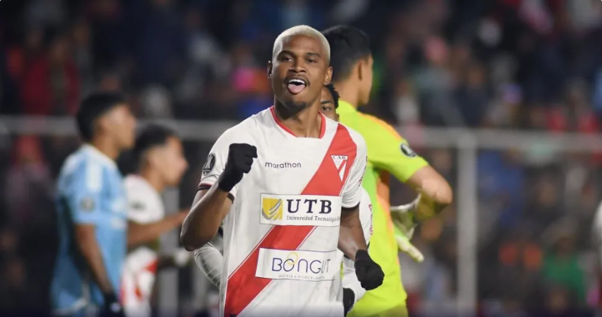 Atacante do Always Ready durante partida pela Libertadores