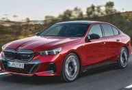 Novo BMW Série 5 elétrico chega ao Brasil para encarar o Classe E