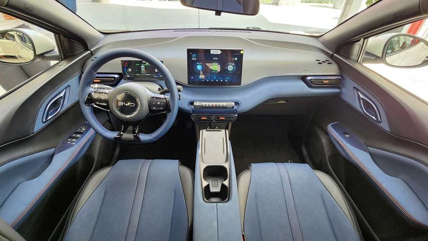 Interior do BYD Dolphin Mini tem tela multimídia giratória de 10,1" • Thiago Ventura/CNN
