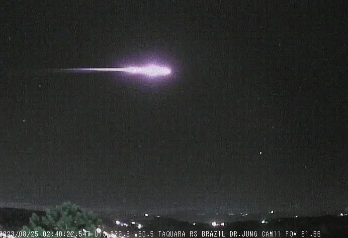 No dia 24 de agosto de 2023, câmeras registraram bola de fogo e brilhante cruzando os céus dos estados do sul do Brasil. / Reprodução/ Rede Brasileira de Monitoramento de Meteoros (Bramon)