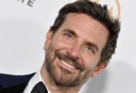 Bradley Cooper diz que não usa roupas em casa: 