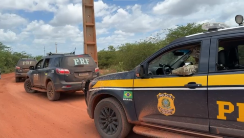 Buscas mobilizam 100 agentes da Polícia Federal (PF), 100 agentes da Polícia Rodoviária Federal (PRF) e outros 100 agentes de forças locais (Polícia Militar e Civil).