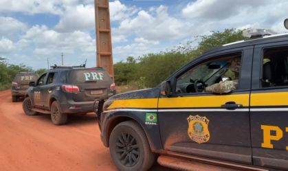 Buscas mobilizam 100 agentes da Polícia Federal (PF), 100 agentes da Polícia Rodoviária Federal (PRF) e outros 100 agentes de forças locais (Polícia Militar e Civil).