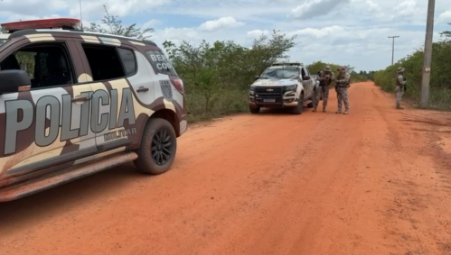 Buscas mobilizam 100 agentes da Polícia Federal (PF), 100 agentes da Polícia Rodoviária Federal (PRF) e outros 100 agentes de forças locais (Polícia Militar e Civil).