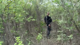 Agentes de segurança adentram mata para buscar fugitivos.
