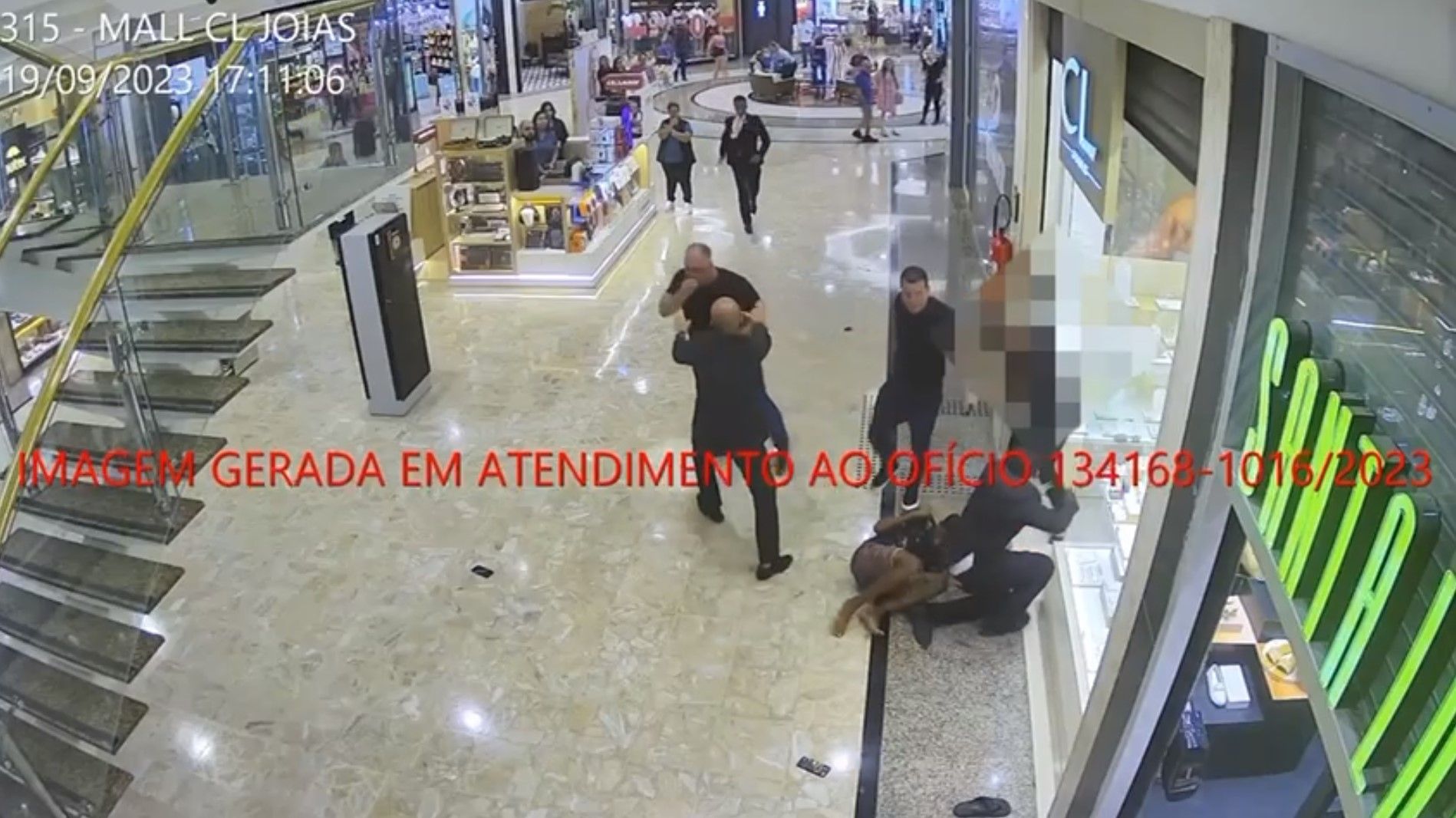 Imagens mostram a confusão envolvendo dirigente do Flamengo em shopping no Rio de Janeiro
