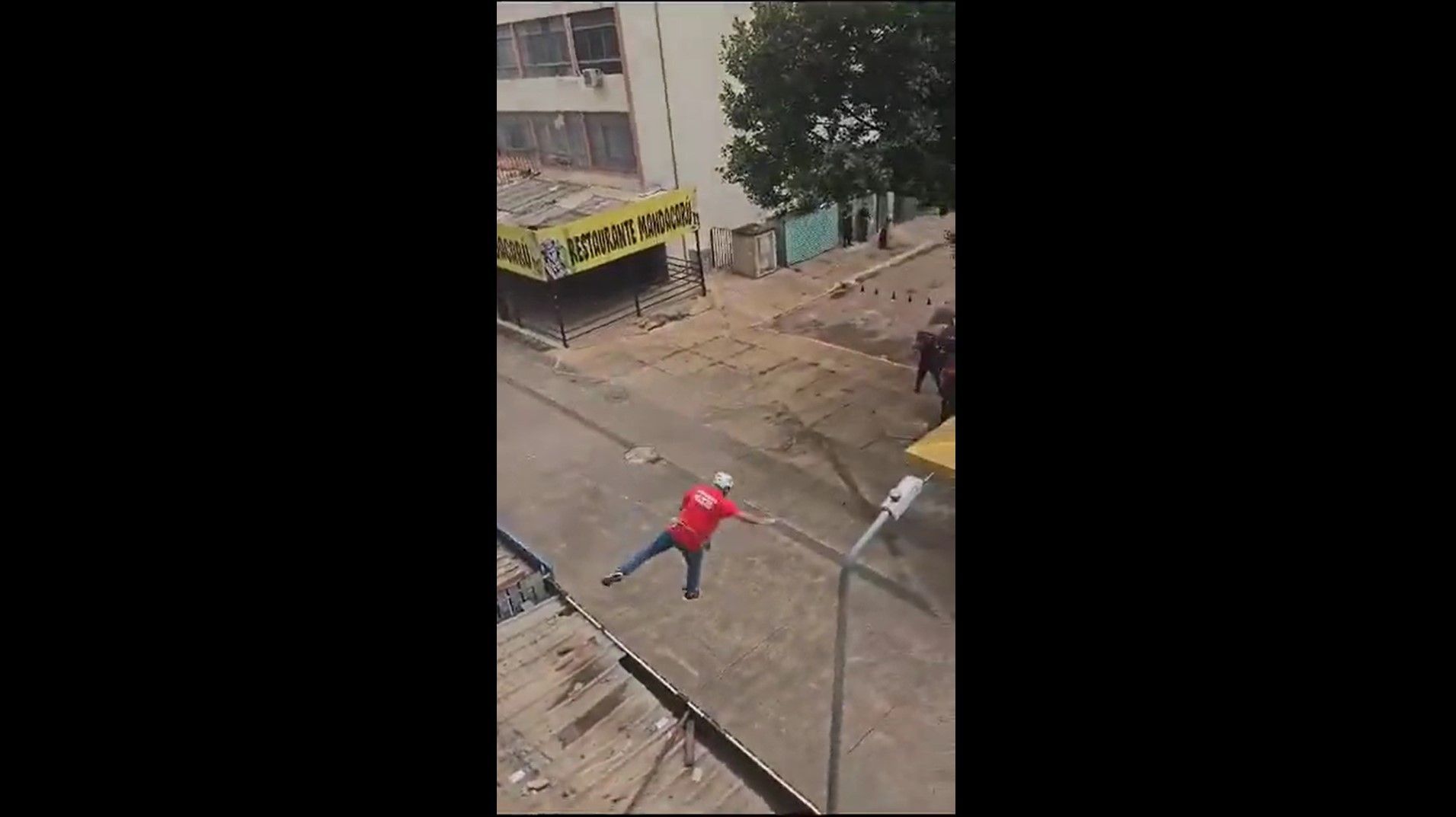 Momento em que o aluno cai da tirolesa durante o curso de brigadista