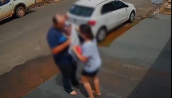 Momento em que o policial civil salva o bebê afogado em Goiás