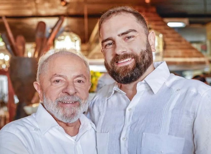 O presidente Luiz Inácio Lula da Silva (PT) e Luís Claudio, um de seus filhos