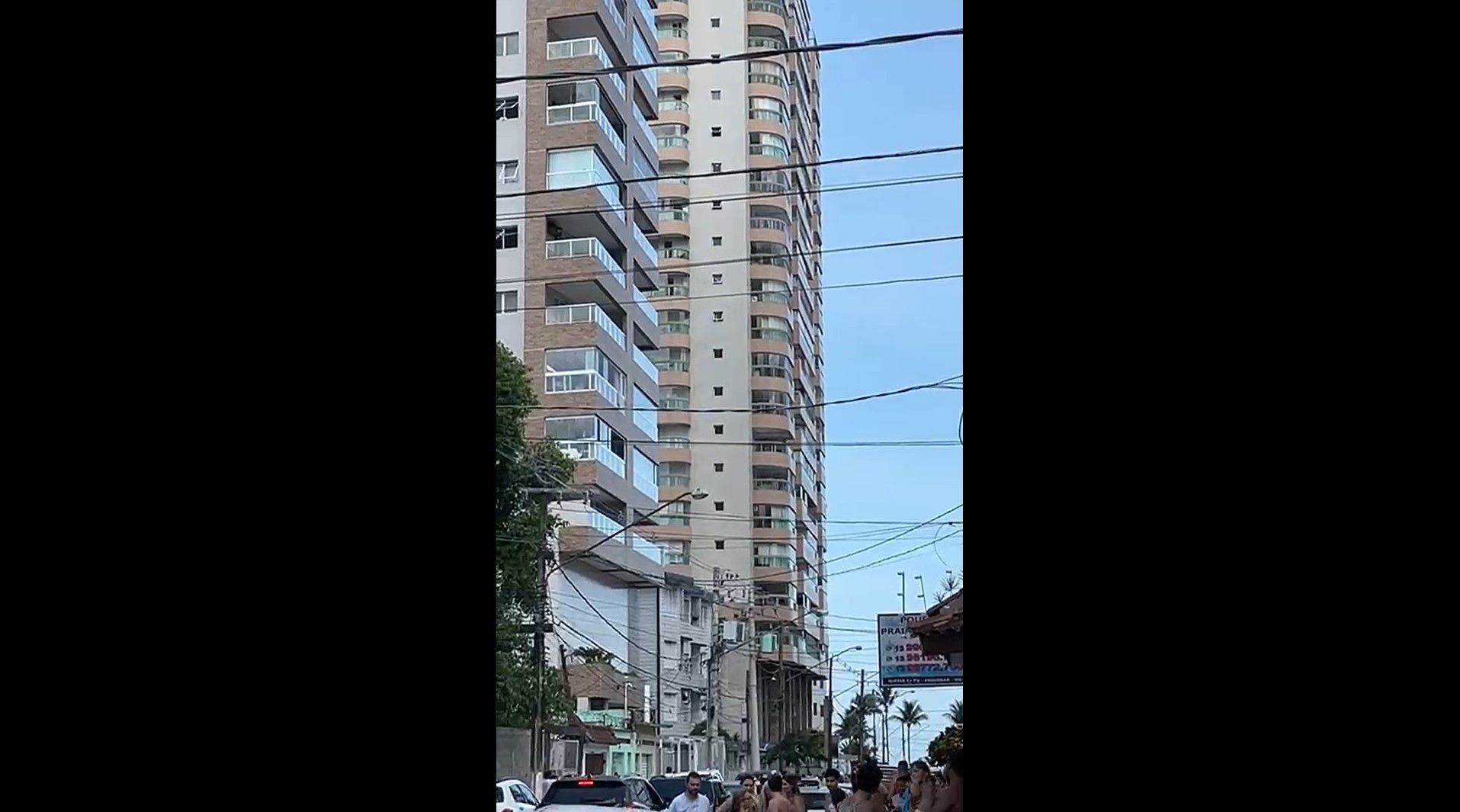 Prédio na Praia Grande ficou inclinado para frente após colapso estrutural