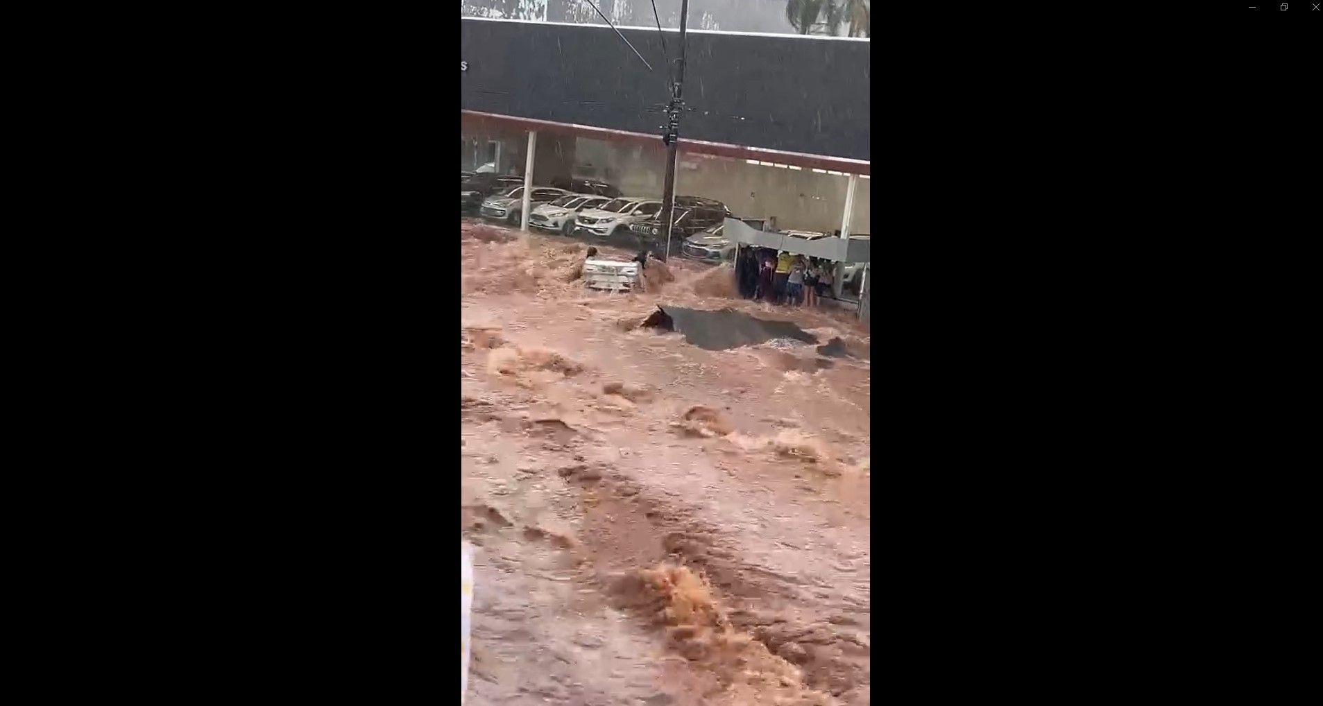 Via mais afetada fica na região central de Bauru (SP)