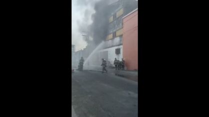 Bombeiros trabalham na contenção das chamas após incêndio no porto de Santos
