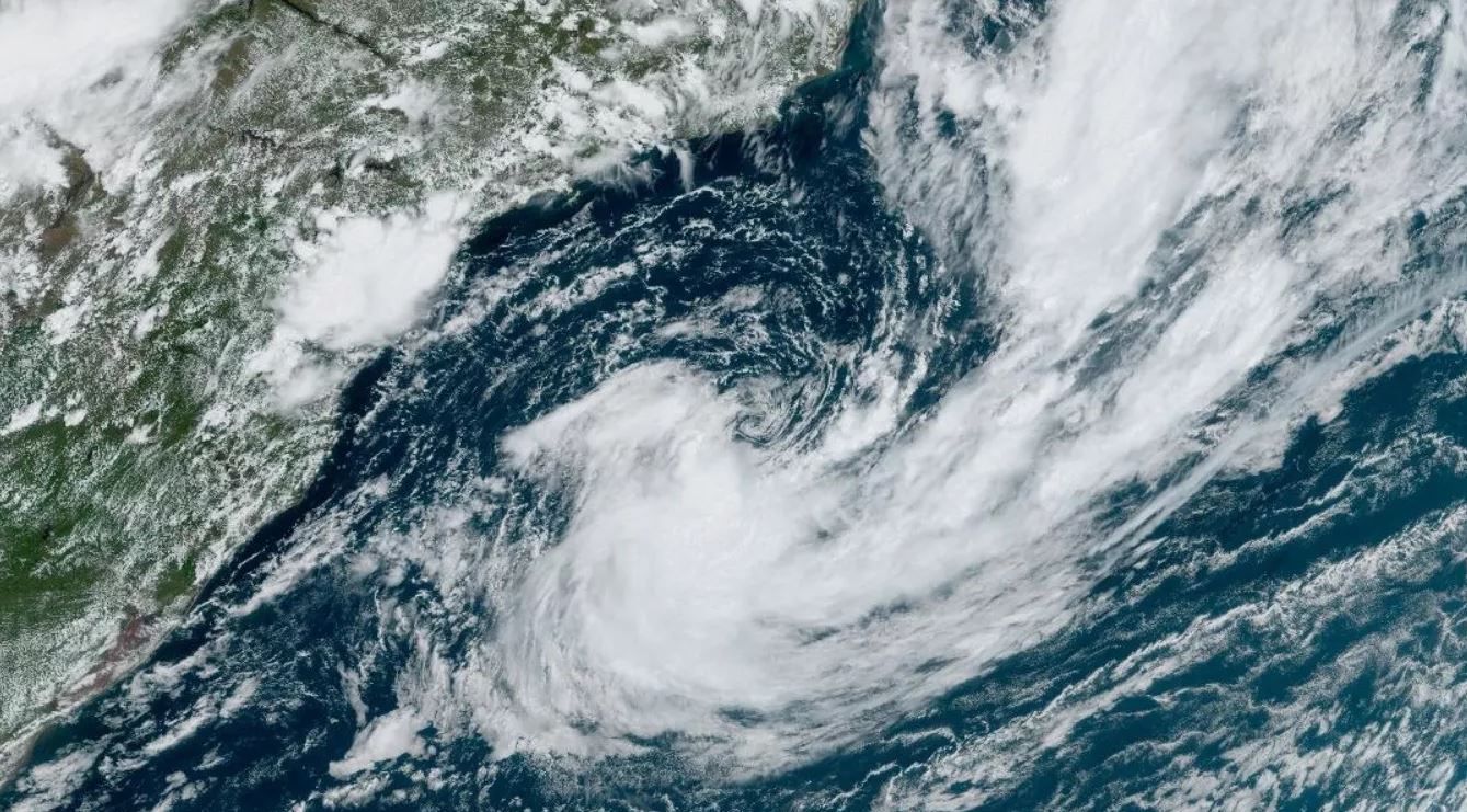 Mapa mostra tempestade se formando próximo à costa brasileira