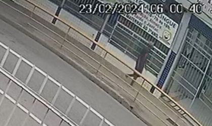 Imagens, obtidas com exclusividade pela CNN, mostram o homem, preso pela morte de um porteiro de escola em Niterói, na região metropolitana do Rio de Janeiro, entrando na instituição nesta sexta-feira (23).