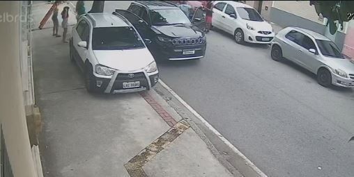 Circuito de segurança mostra o momento que Igor Lage é rendido por criminosos