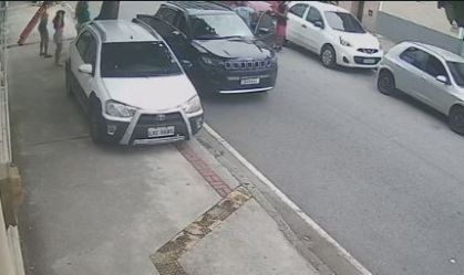 Circuito de segurança mostra o momento que Igor Lage é rendido por criminosos