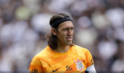 Cássio se aproxima de jogo 700 no Corinthians em meio à pressão da torcida