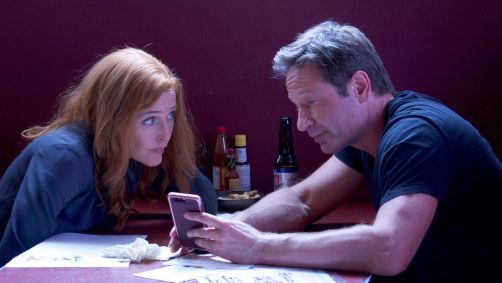 Gillian Anderson e David Duchovny em cena de "Arquivo X"