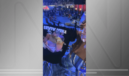 Um dos destaques do carro alegórico que trouxe mães que perderam filhos no Rio de Janeiro, a compradora Jaqueline Oliveira disse à CNN que não conseguiu chorar logo depois do desfile da Portela.