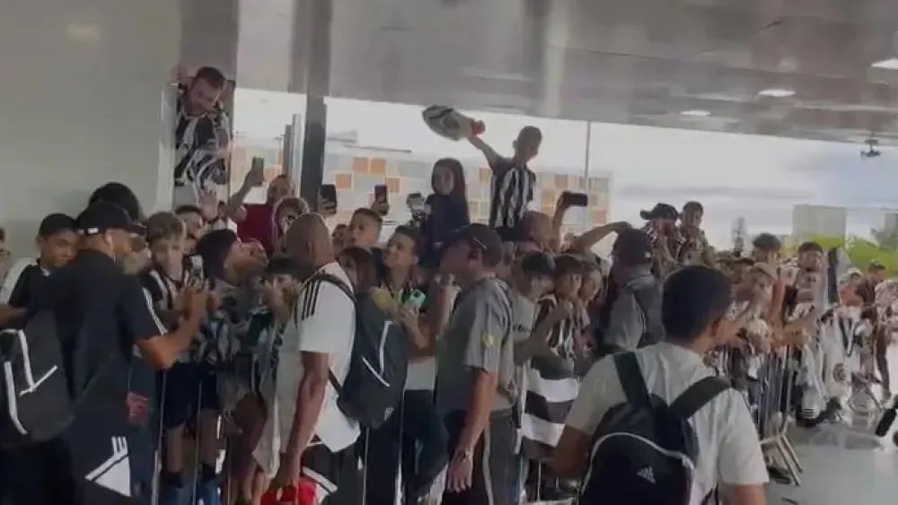 Hulk atende torcedores na recepção do hotel em Brasília