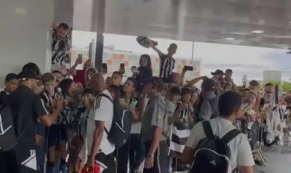 Hulk atende torcedores na recepção do hotel em Brasília