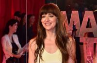 Dakota Johnson estrela nova campanha intimista da Calvin Klein e web reage