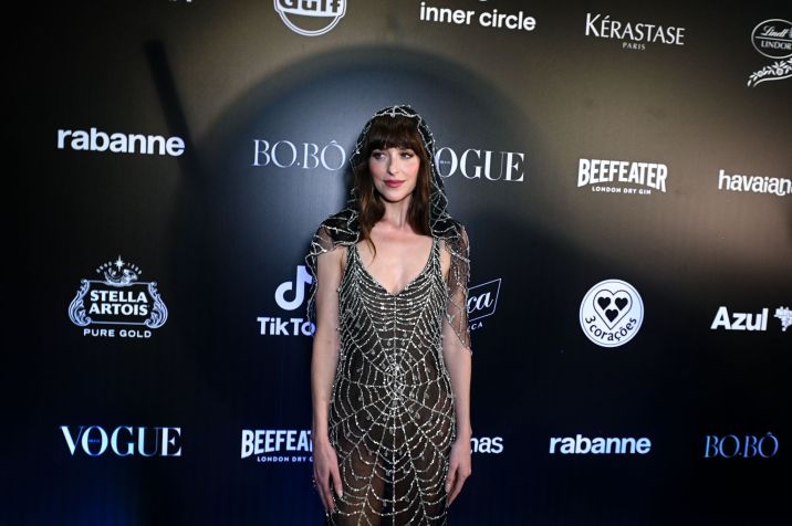 No tema do seu novo filme, "Madame Teia", Dakota Johnson marca presença no Baile da Vogue 2024 / AgNews