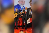 Suplicy canta “Eu sei que vou te amar” em evento de filiação de Marta ao PT