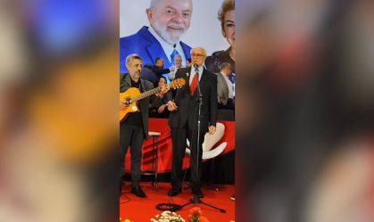 Suplicy canta “Eu sei que vou te amar” em evento de filiação de Marta ao PT