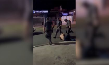 Vídeo mostra PM dando chute na cabeça de homem caído no interior de SP